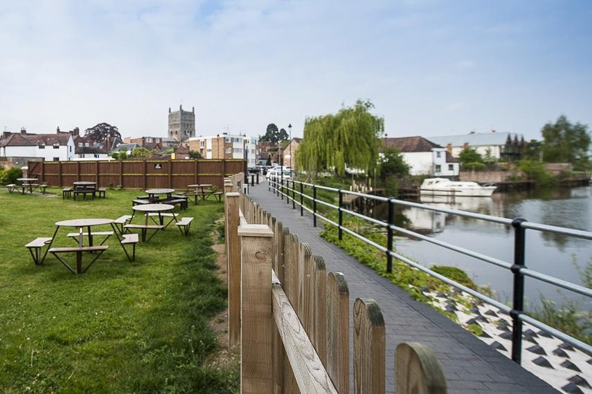 The Royal Hop Pole Wetherspoon 툭스베리 외부 사진
